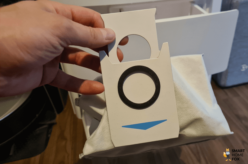 Ein Schaubild zeigt, dass der Einwegbeutel des ECOVACS DEEBOT T20 OMNI bei der Entnahme eigenständig verschließt.